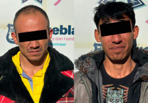 Policía Municipal de Puebla detiene a dos hombres por robo a un Oxxo