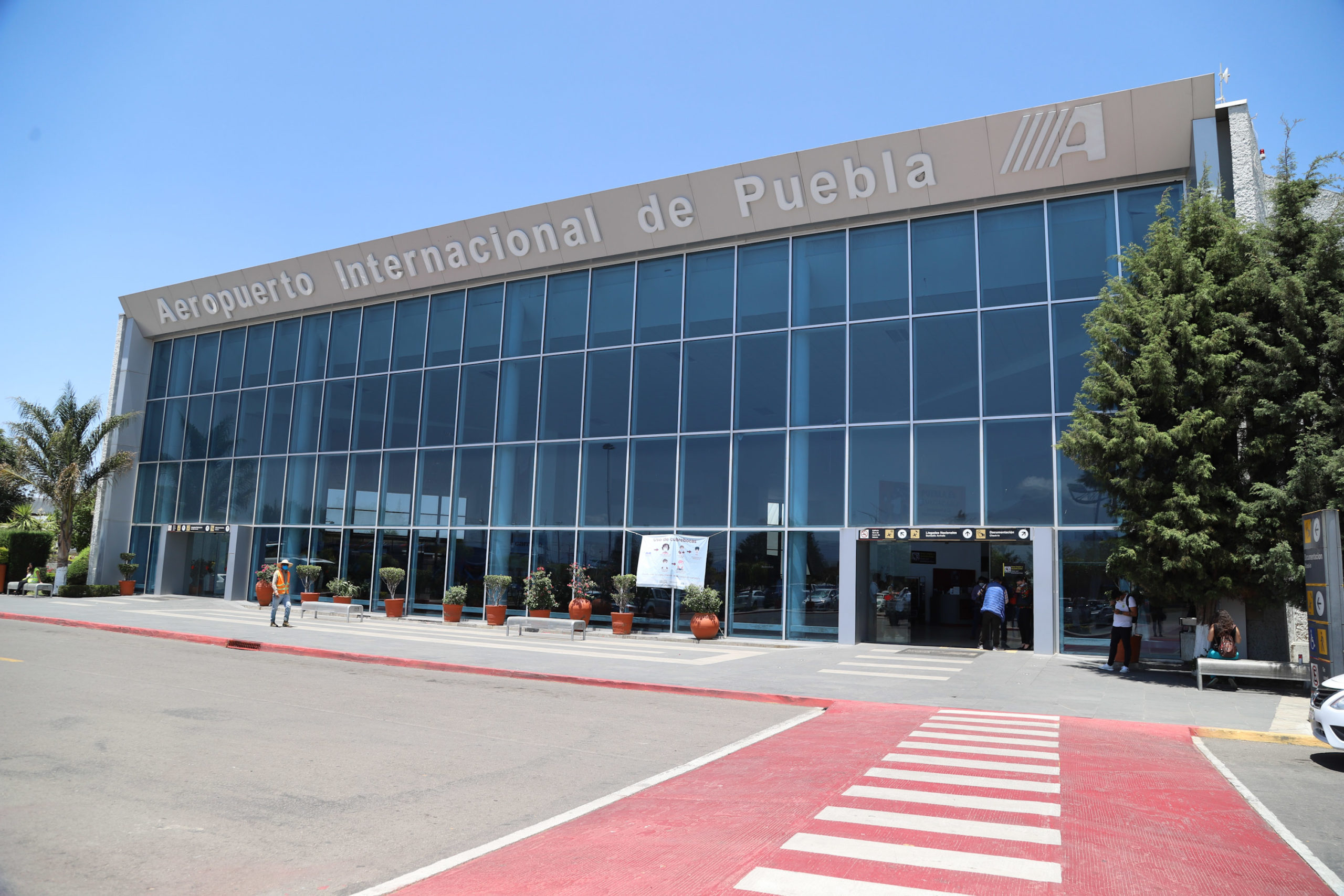 Aeropuerto de Puebla suspende operaciones debido a la caída de ceniza del volcán Popocatépetl