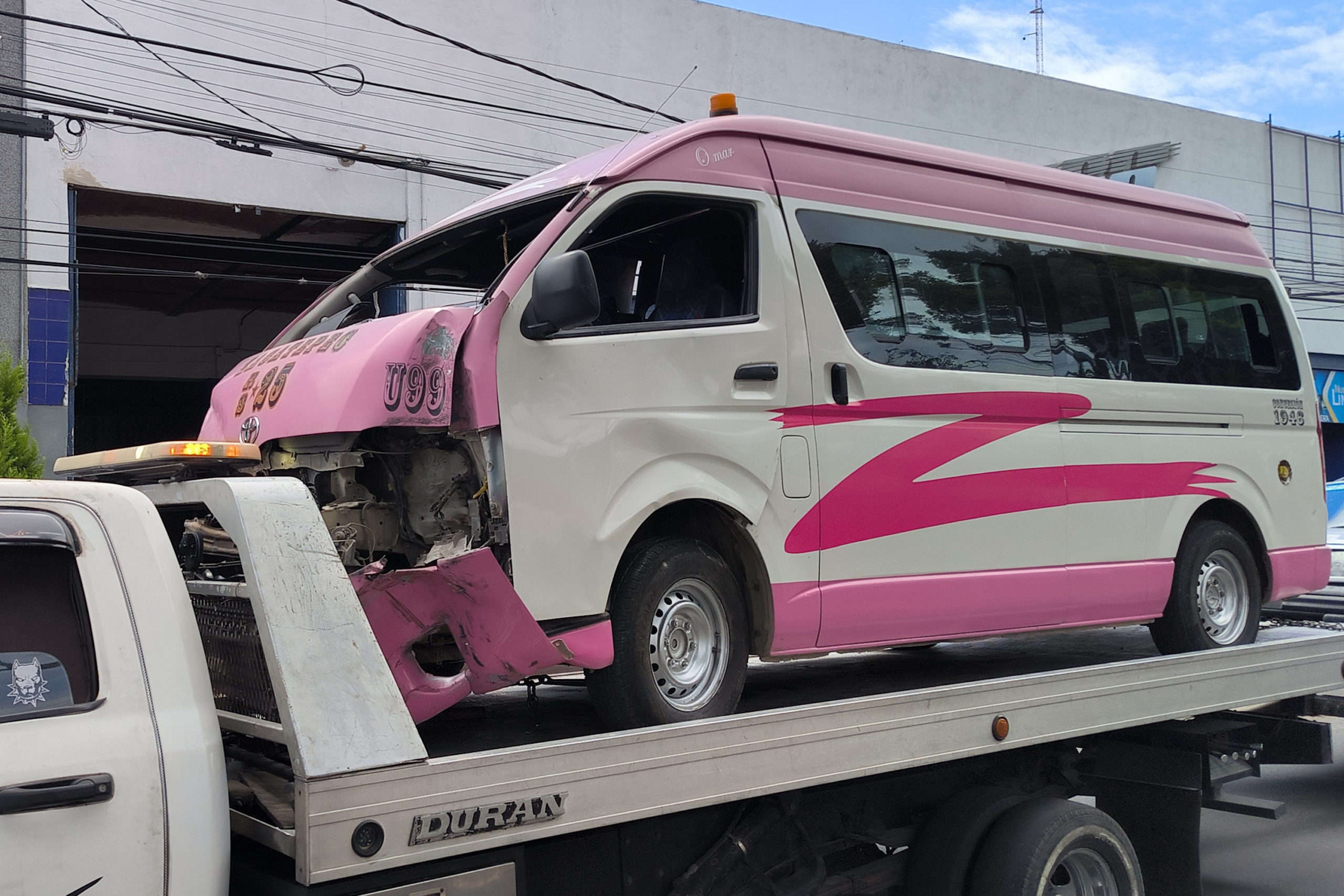 Volcadura de transporte público deja un saldo de ocho personas lesionadas