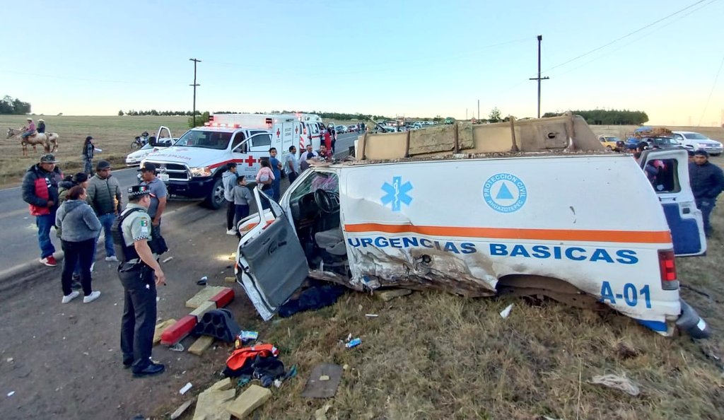 Choque entre una ambulancia y un auto en Ahuazotepec deja saldo de dos personas fallecidas