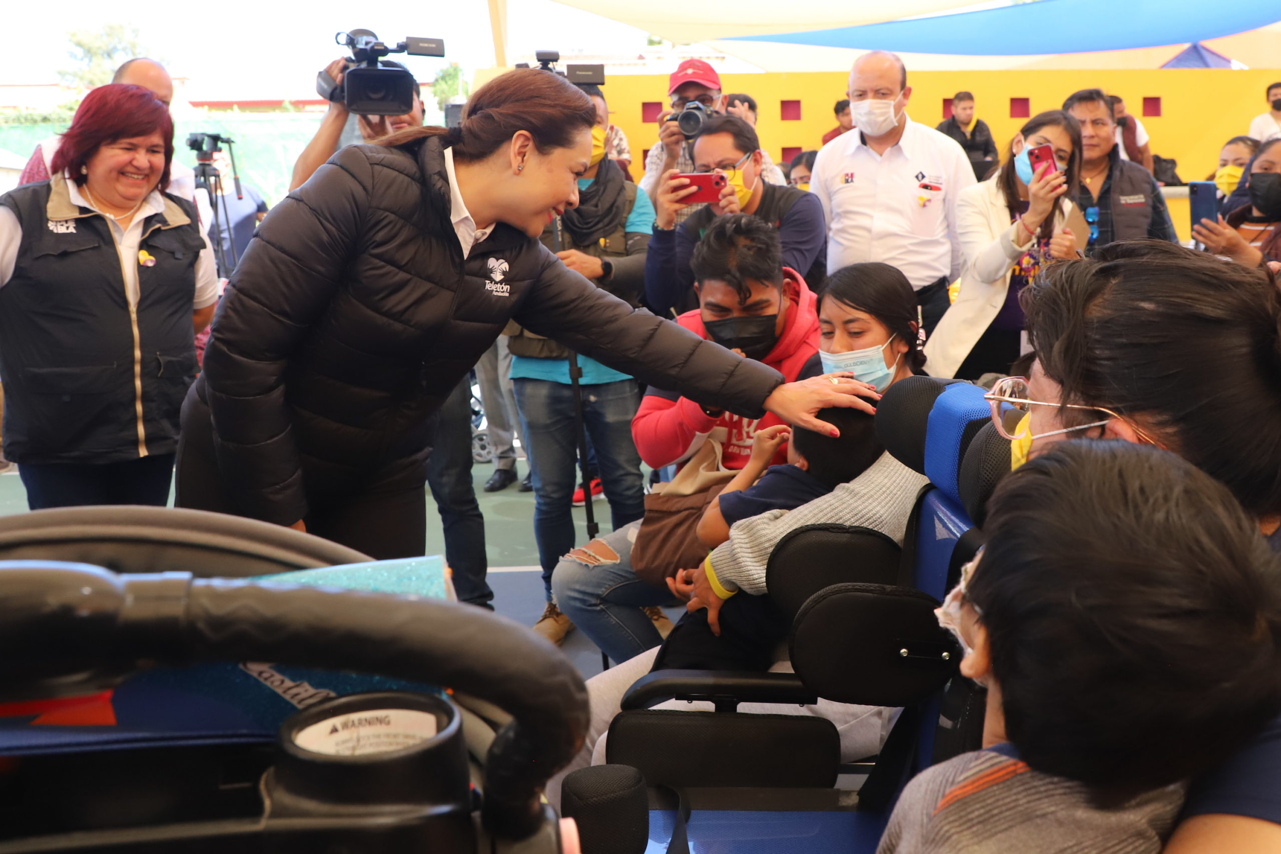 La presidente del DIF Estatal Gaby Bonilla, realizó la entrega de sillas de ruedas a niños en el CRIT