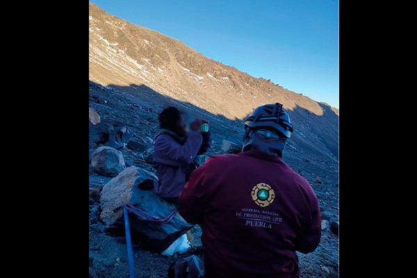 Gobierno de Puebla realiza sobrevuelos para encontrar a dos alpinistas extraviados en el Pico de Orizaba