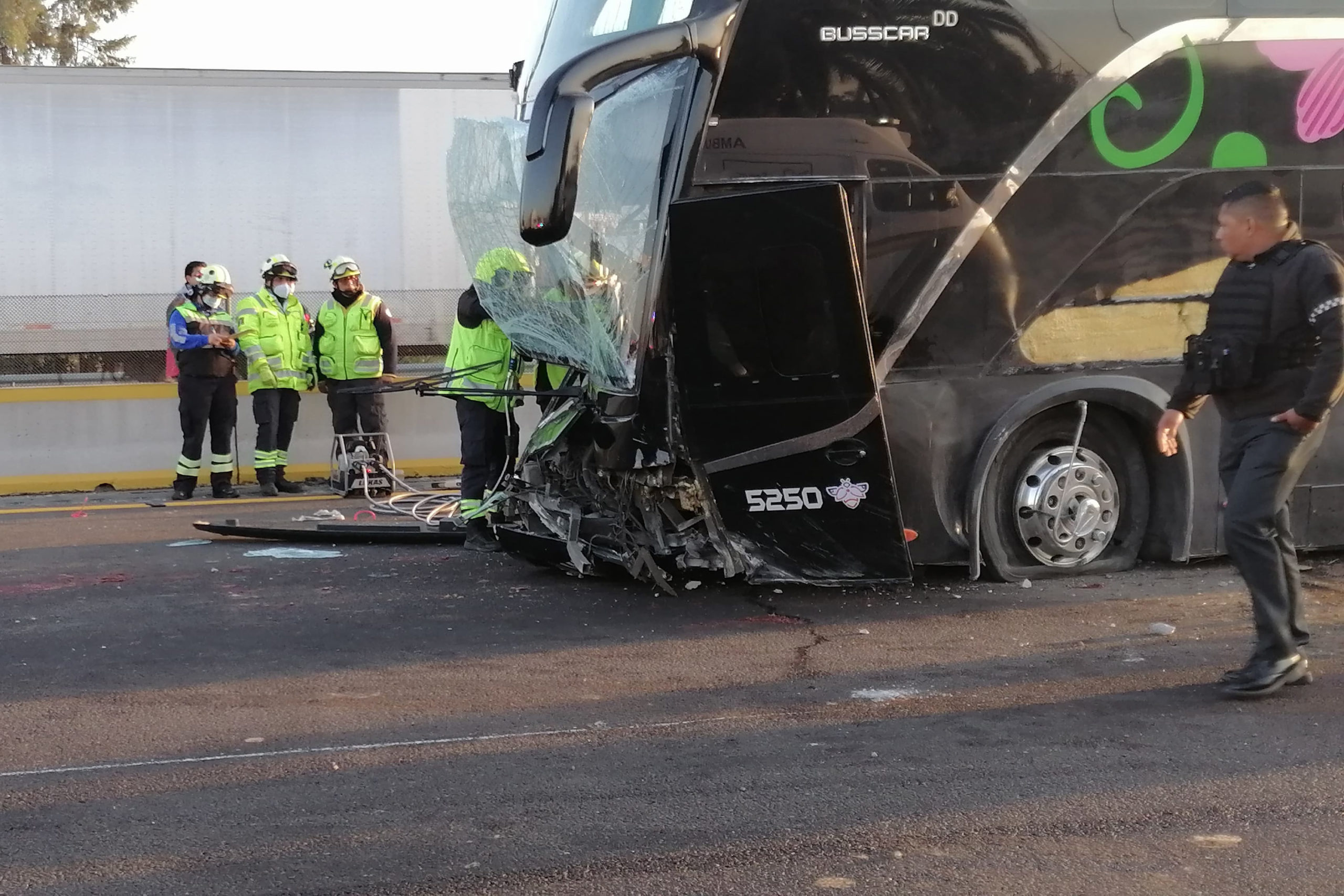 Una persona fallecida debido al accidente entre un camión y un autobús en la autopista México-Puebla