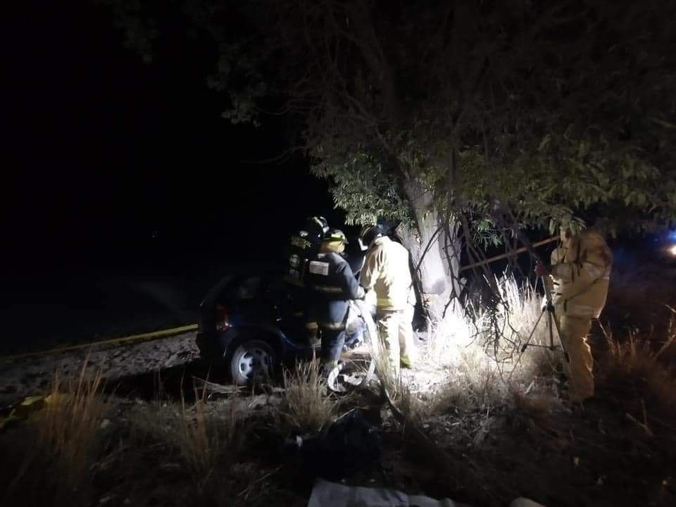 Dos personas fallecidas y un lesionado es el saldo dejado por el choque de un auto contra árbol en Tlachichuca