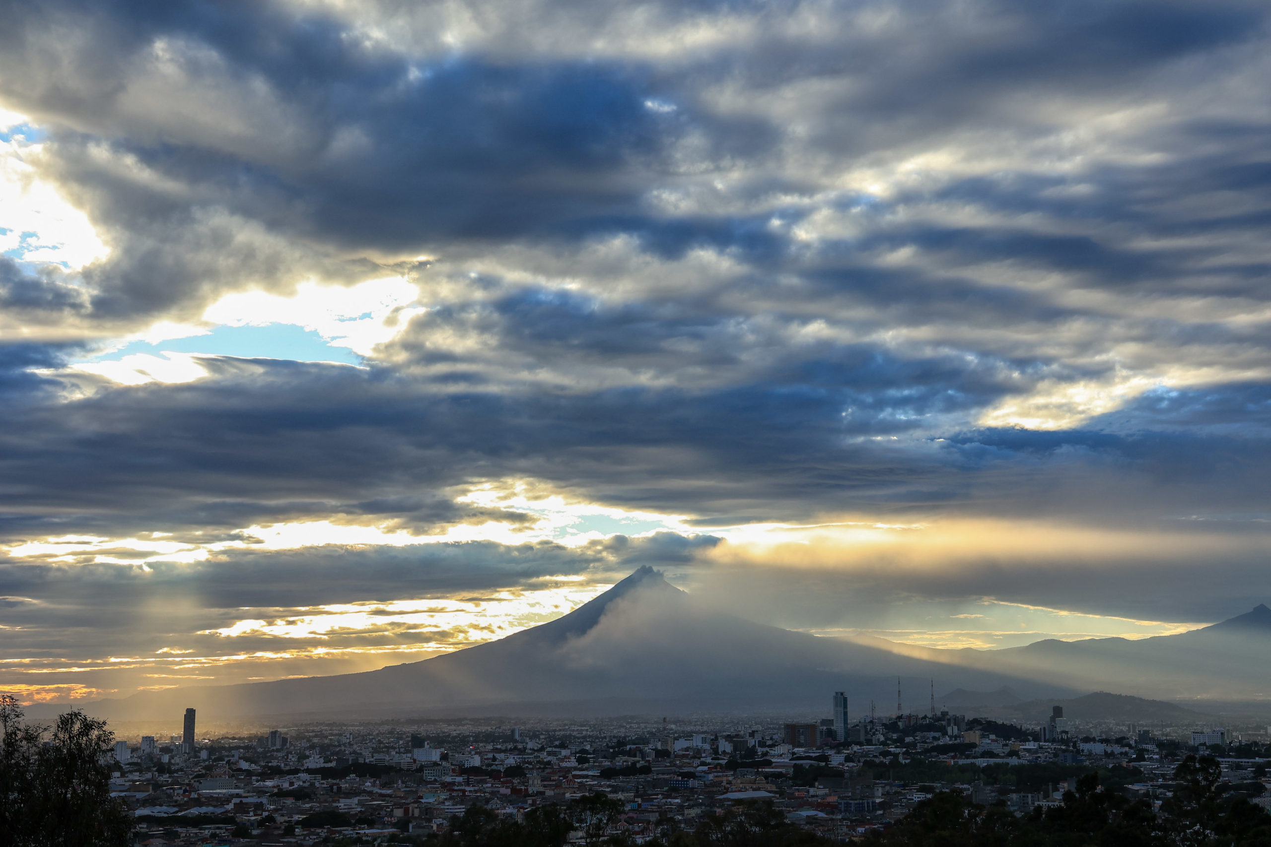 La caída de ceniza por la actividad volcánica del Popocatépetl no cesa en Puebla
