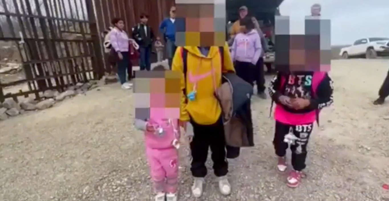 Los tres pequeños abandonadas en la frontera de Arizona ya se reencontraron con su madre