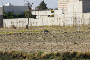 Localizan cuerpo embolsado en un terreno baldío en San Sebastián de Aparicio