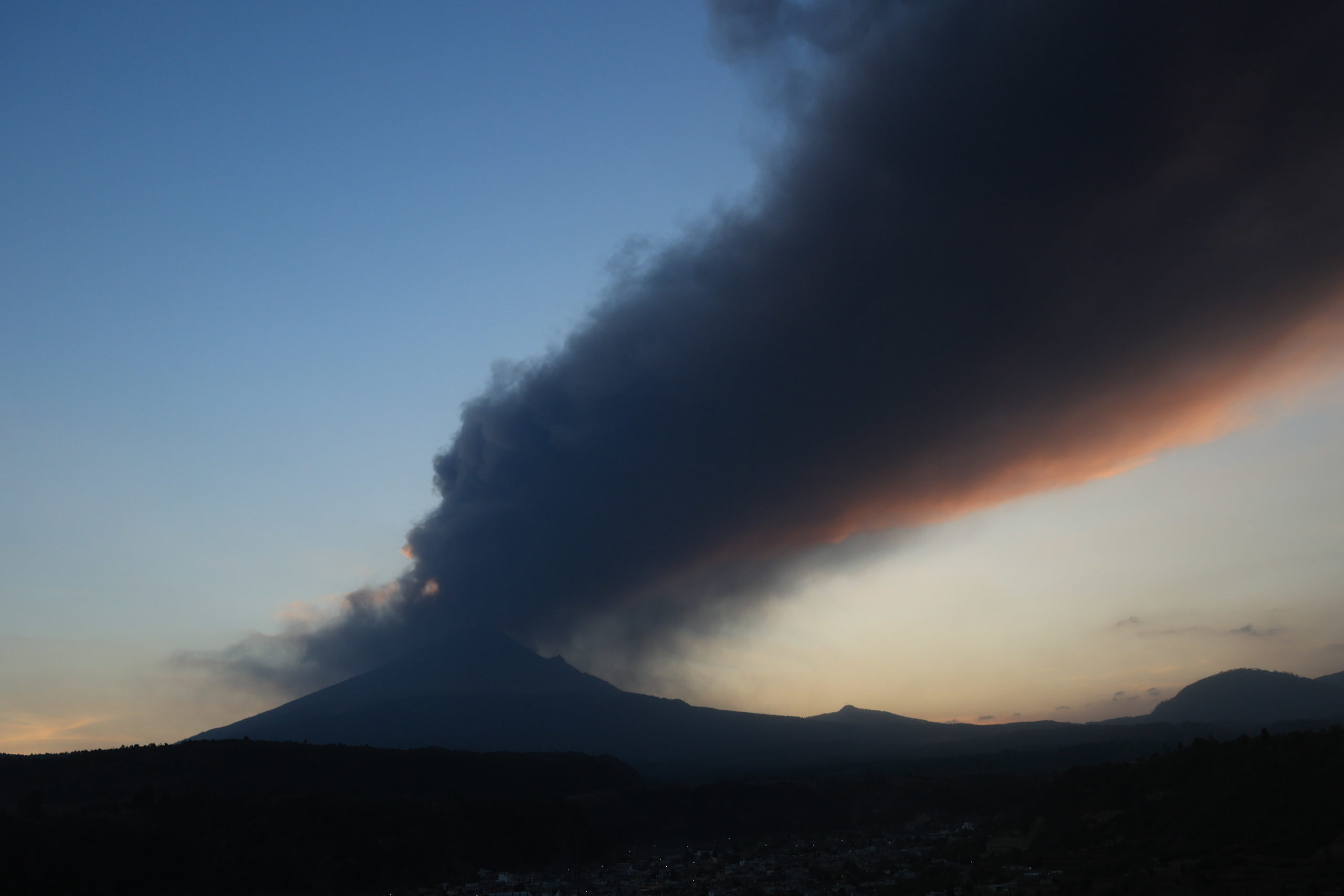 Al menos 13 municipios aledaños del volcán Popocatépetl se han visto afectados por la caída de ceniza