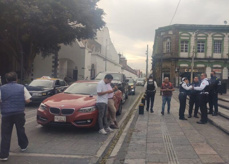 Norma Layón choca su camioneta en calles del centro de Puebla