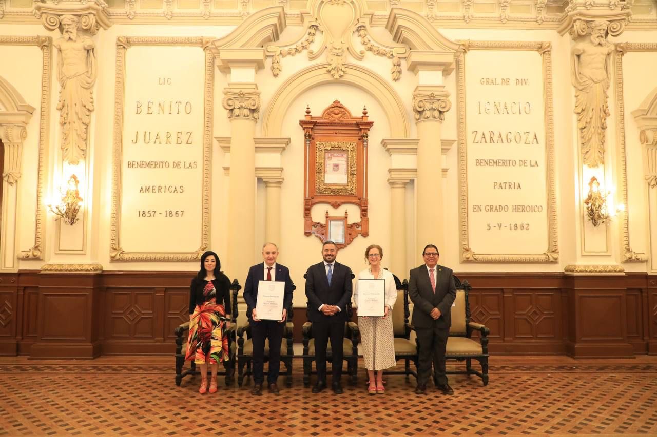 Ayuntamiento de Puebla entrega reconocimiento a Antonio Largo Cabrerizo y Paloma Castro Prieto como “Visitante Distinguido”