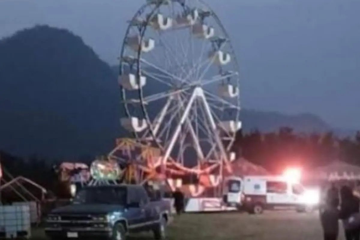 En Veracruz, padre e hija caen de más de 15 metros de altura debido a la falla de un juego mecánico