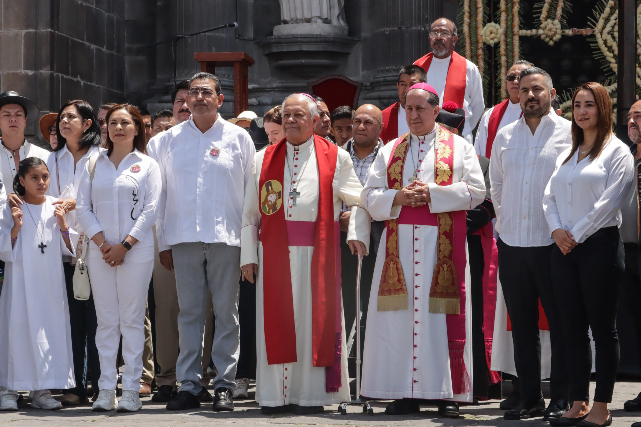Sergio Salomón y Adán Domínguez acompañan al arzobispo de Puebla a la procesión del Viernes Santo