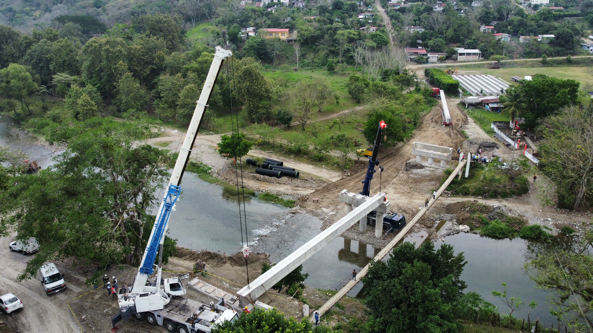 Construcción del puente de El Ojite en Xicotepec está avanzando adecuadamente: Sergio Salomón
