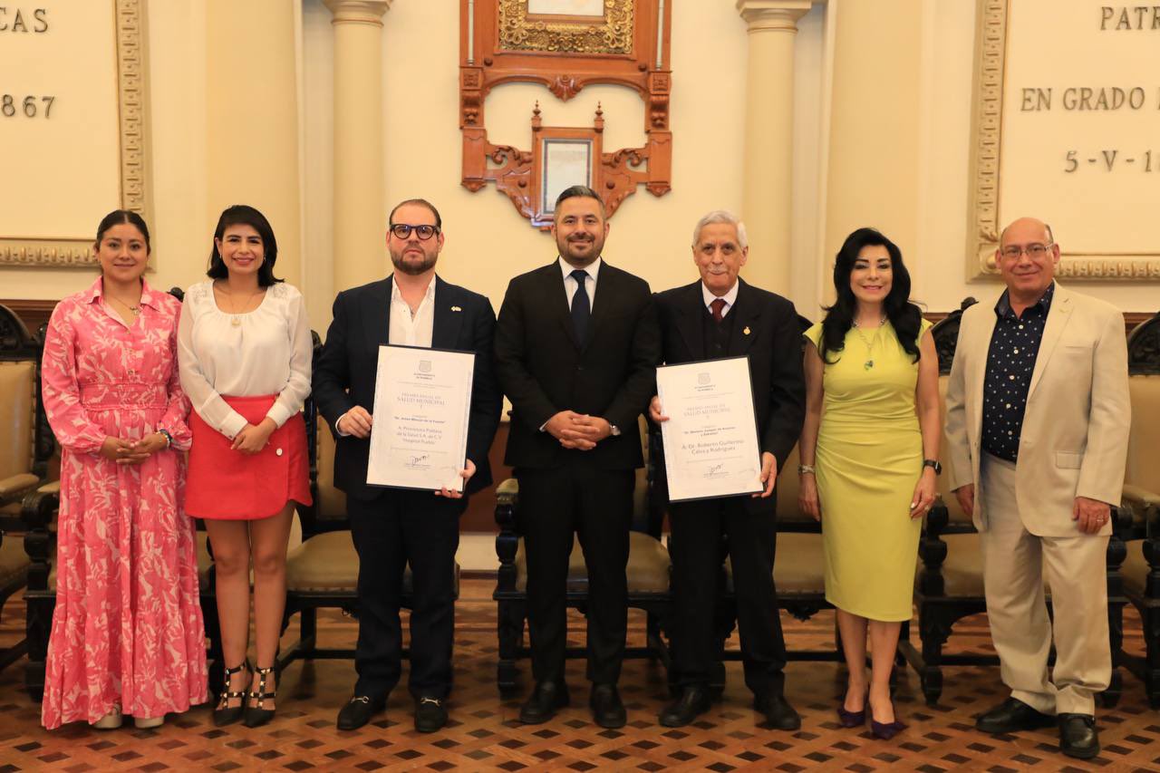 Ayuntamiento de Puebla entrega el Premio Anual en Salud Municipal al doctor Roberto Guillermo Calva  al Hospital Puebla