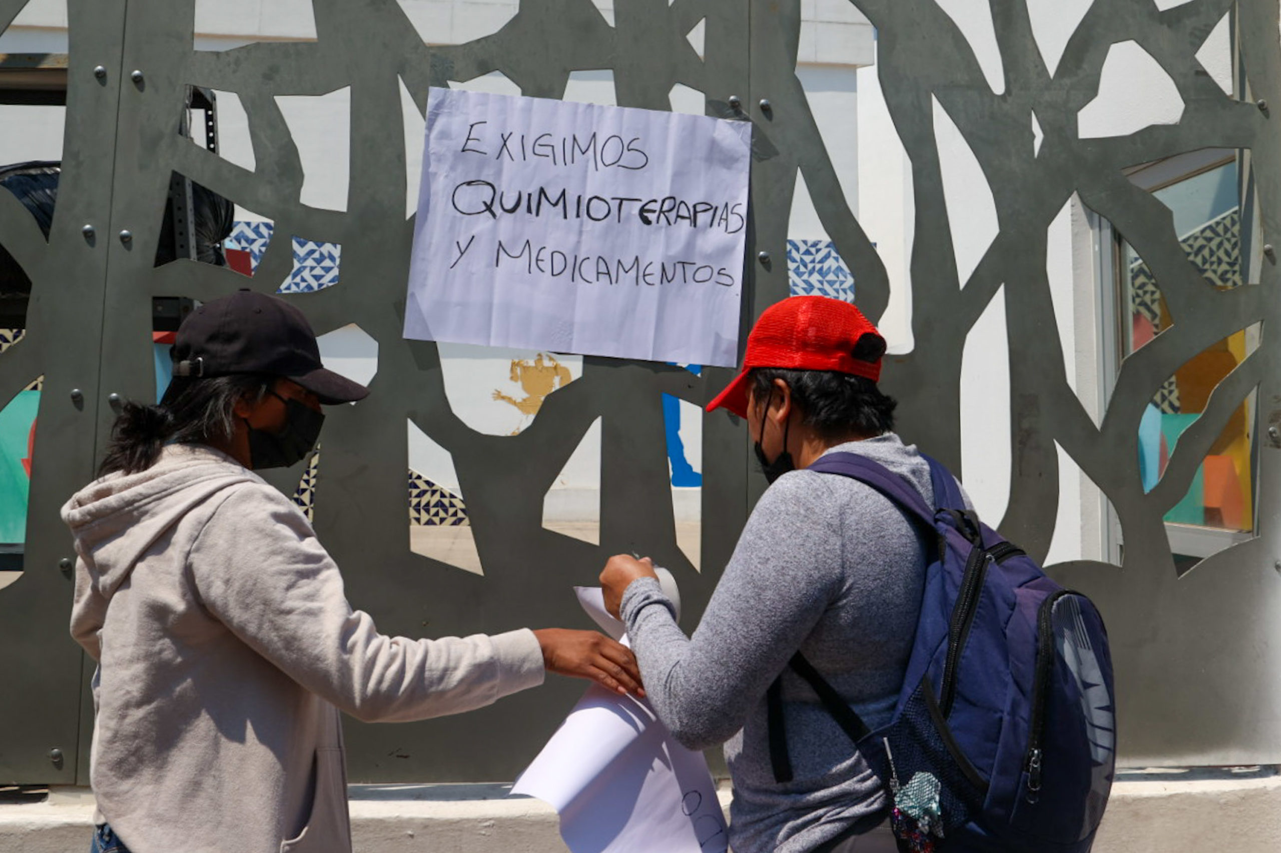 Padres de niños con cáncer protestas ante la falta de medicamentos y quimioterapia