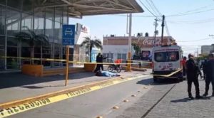 Hombre fallece tras caer en la vía pública en Tehuacán