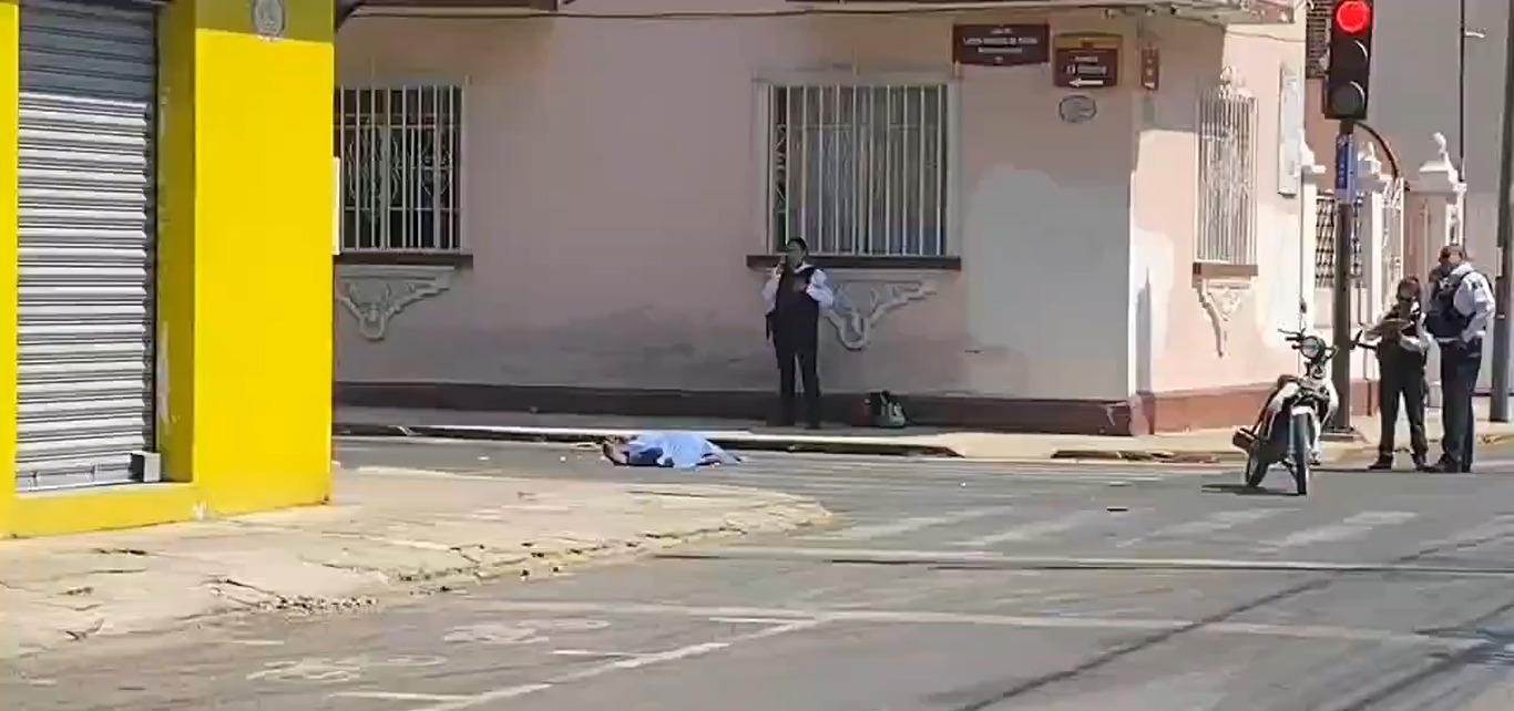 Motociclista pierde la vida luego de ser arrollado por un auto en el centro histórico de Puebla