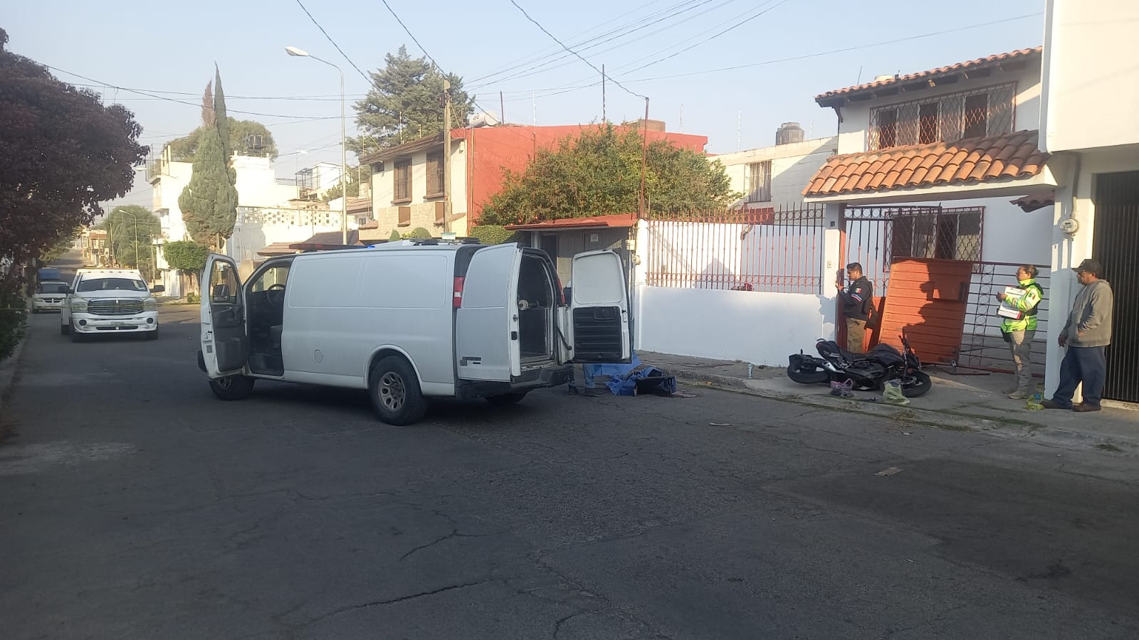 Un par de motociclistas pierden la vida luego de impactarse contra un portón al sur de la ciudad