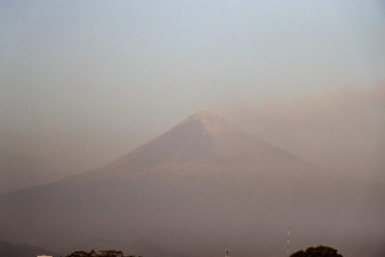 Continúa la mala calidad del aire en Puebla debido a actividad volcánica