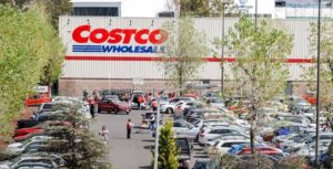 Hombres con pistola en mano roban reloj de lujo en el estacionamiento de Costco