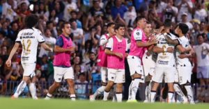 Pumas vence a León y mantiene vivas sus aspiraciones de clasificación