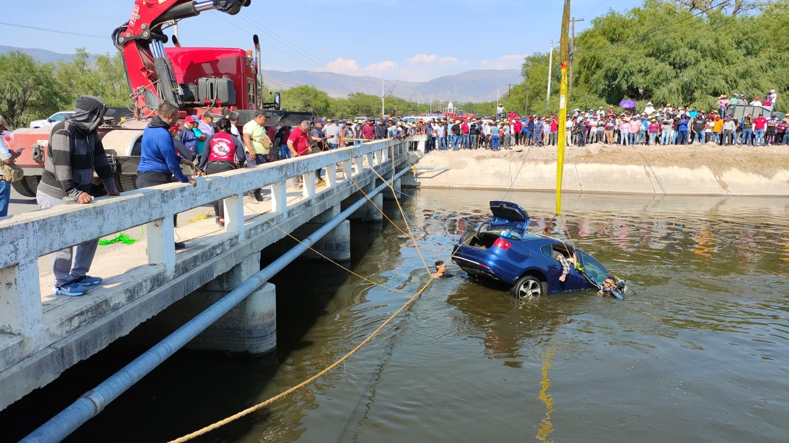 Cuatro personas fallecidas es el saldo dejado por el accidente de un vehículo que se fue a canal de aguas negras