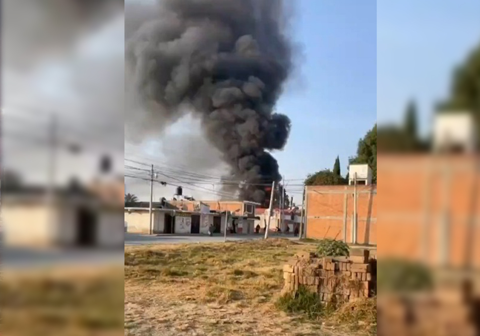 Incendio en Huejotzingo consume una vivienda y seis vehículos