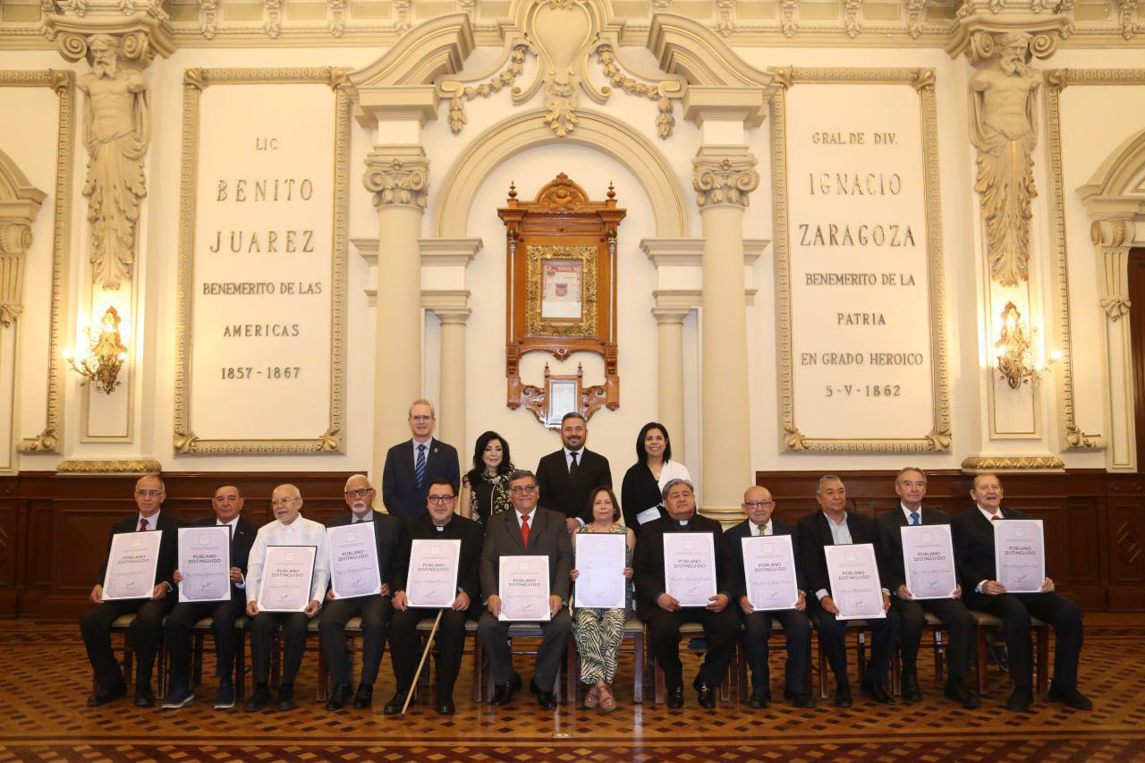 Doce integrantes del Comité de la Procesión de Viernes Santo reciben el reconocimiento como poblanos distinguidos