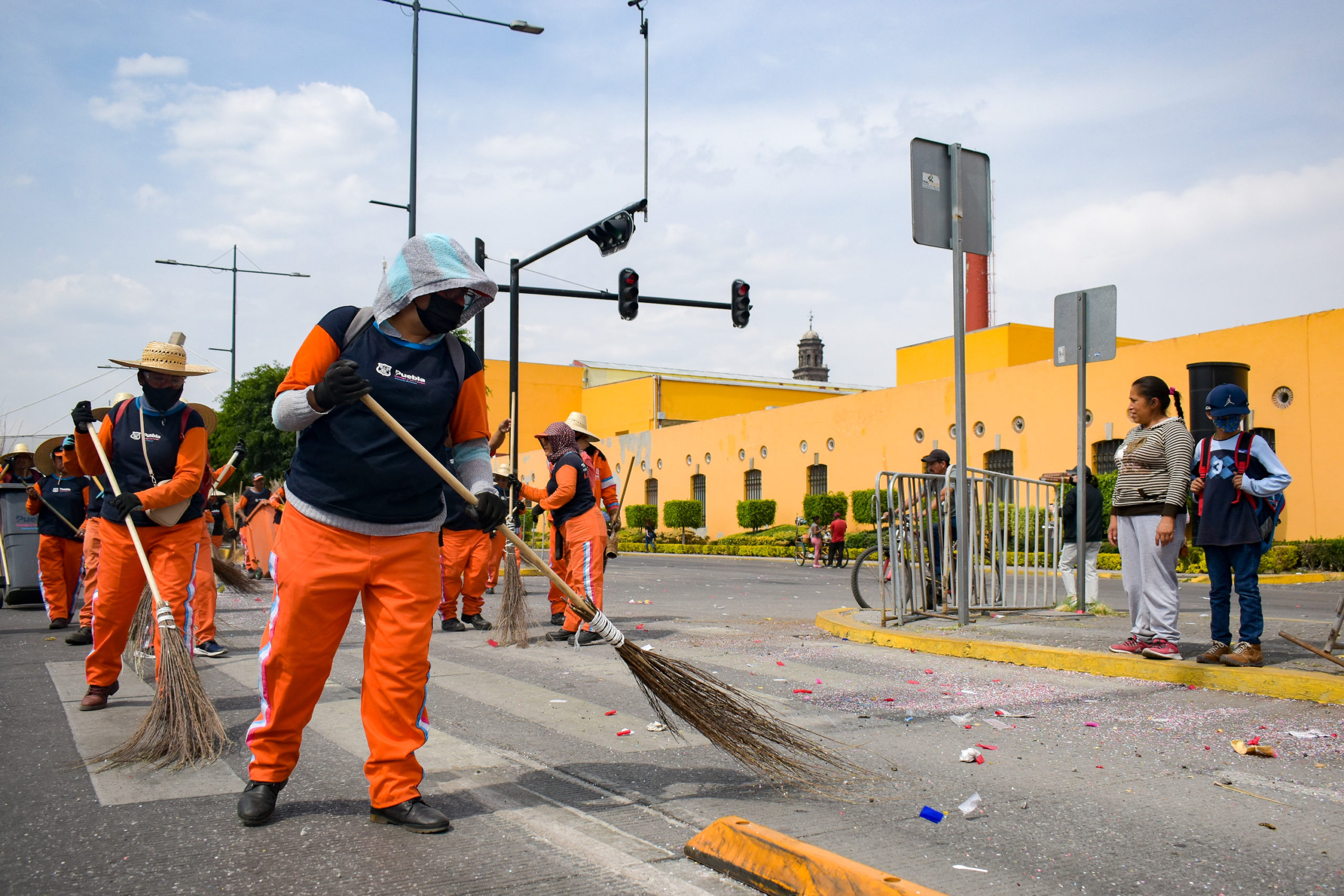 Servicio de limpia del municipio de Puebla realiza tareas de limpieza tras el desfile del 5 de Mayo