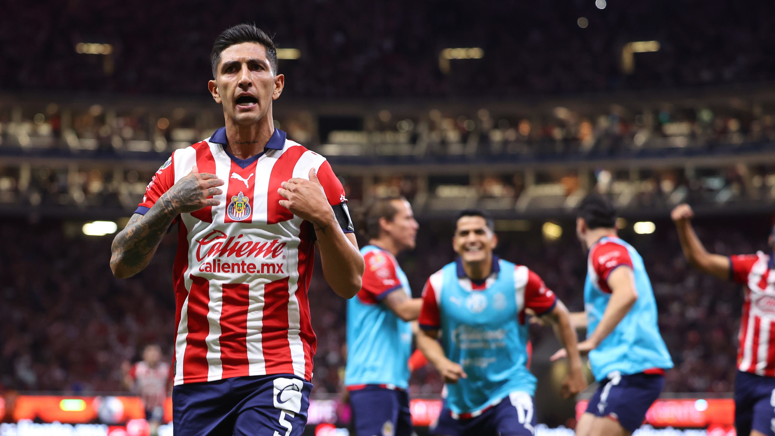 Un auténtico golazo del Pocho Guzman le dio a Chivas la victoria en el juego de ida de los cuartos de final