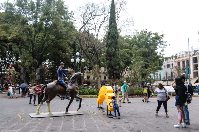 Invitación del gobierno municipal a disfrutar de las decoraciones conmemorativas de la Batalla del 5 de Mayo