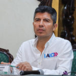 Eduardo Rivera realiza la entrega de solicitud ante el IEE para debate con Armenta