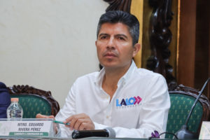 Eduardo Rivera realiza la entrega de solicitud ante el IEE para debate con Armenta