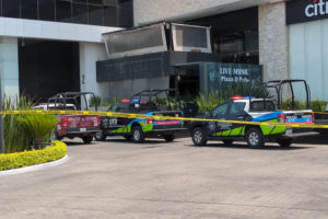 Debido a la presencia de un hombre armado evacuan edificio y locales comerciales de la plaza Centro Mayor