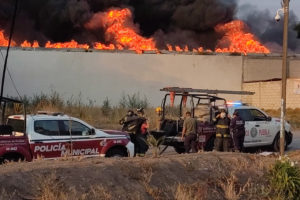 Incendio consume una fábrica de ceras en el municipio de Texmelucan