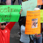 Familiares de joven desaparecido en Amozoc se manifiestan durante el desfile del 5 de Mayo
