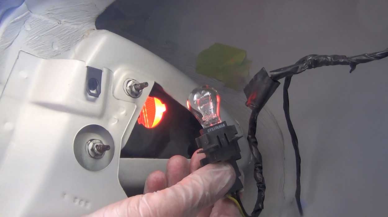 remove-light-bulb-socket