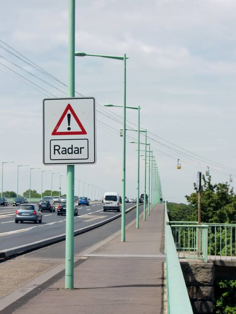 Antiradar – zařízení varující před radary