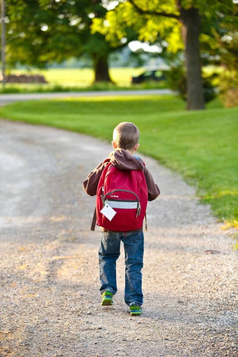 Děti by si měli svou první cestu do školy nejprve vyzkoušet v doprovodu rodičů
