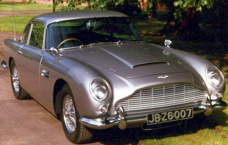 Aston Martin DB5 se poprvé objevil ve filmu Goldfinger