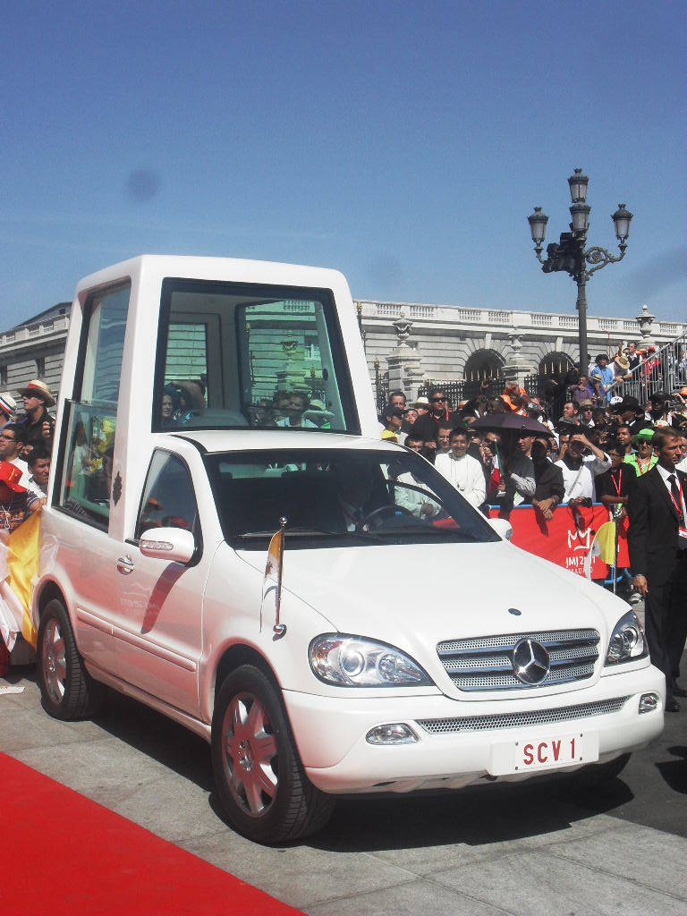 Papamobil Mercedes-Benz, nejčastěji využíván papežem Benediktem XVI.
