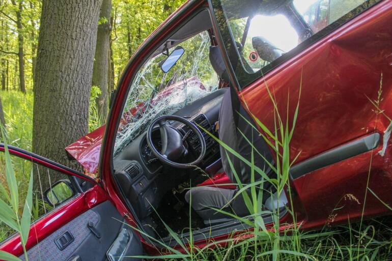 Auto, které narazilo do stromu