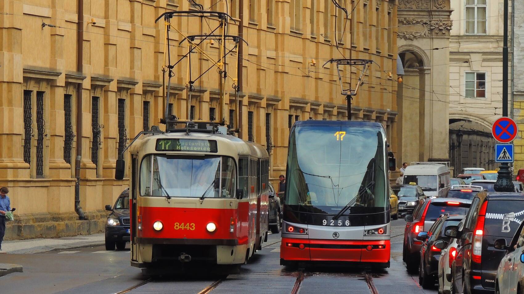 Ve městech s tramvajovým provozem se vyplatí znát specifické podmínky souběžné jízdy