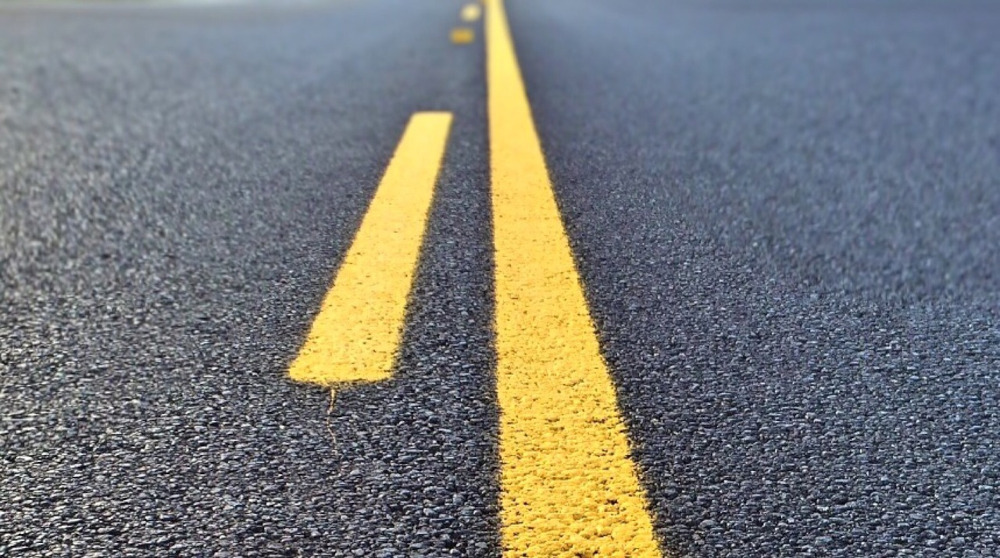 Co znamená žlutá čára na cestě?