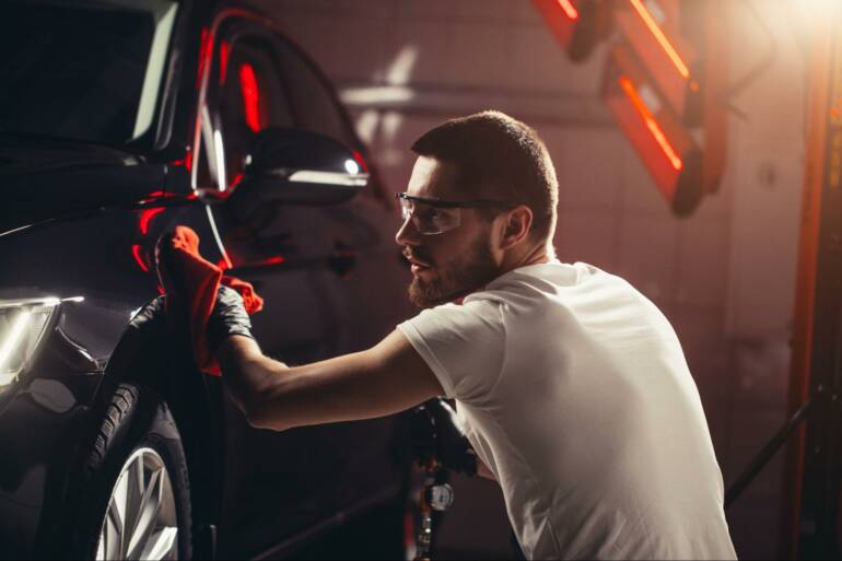 Tuhý vosk na auto po zatvrdnutí chrání lépe než vosky tekuté.