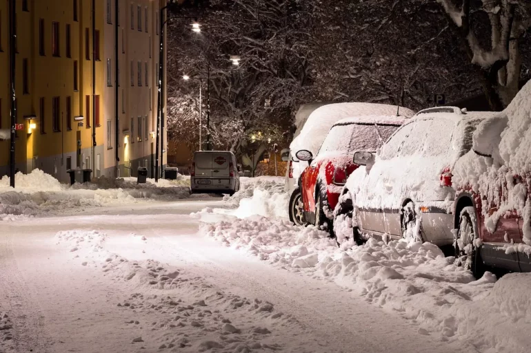 Jak rozmrazit čelní sklo řeší hlavně řidiči parkující přes noc na ulici