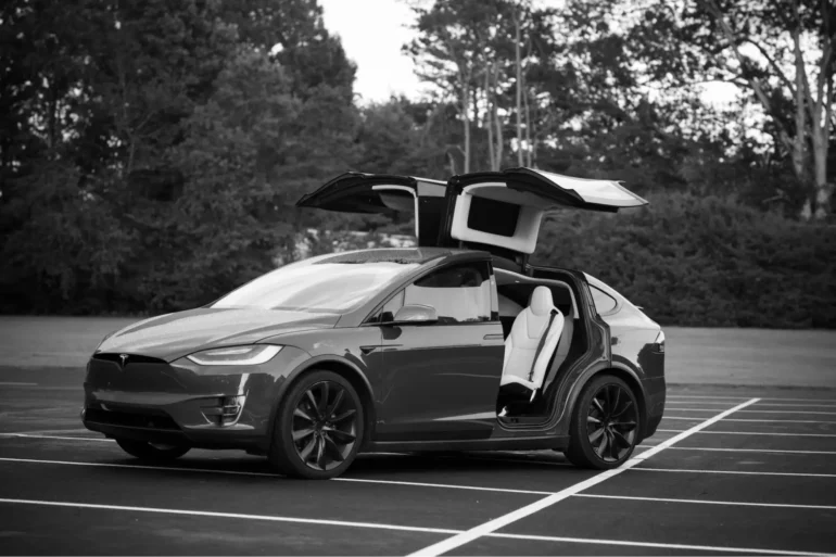 Tesla X s výklopnými zadními dveřmi typu “Falcon wings”.