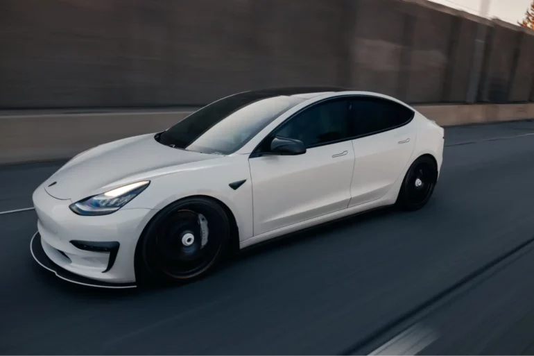 Tesla 3 byla první cenově dostupnější “Teslou”.