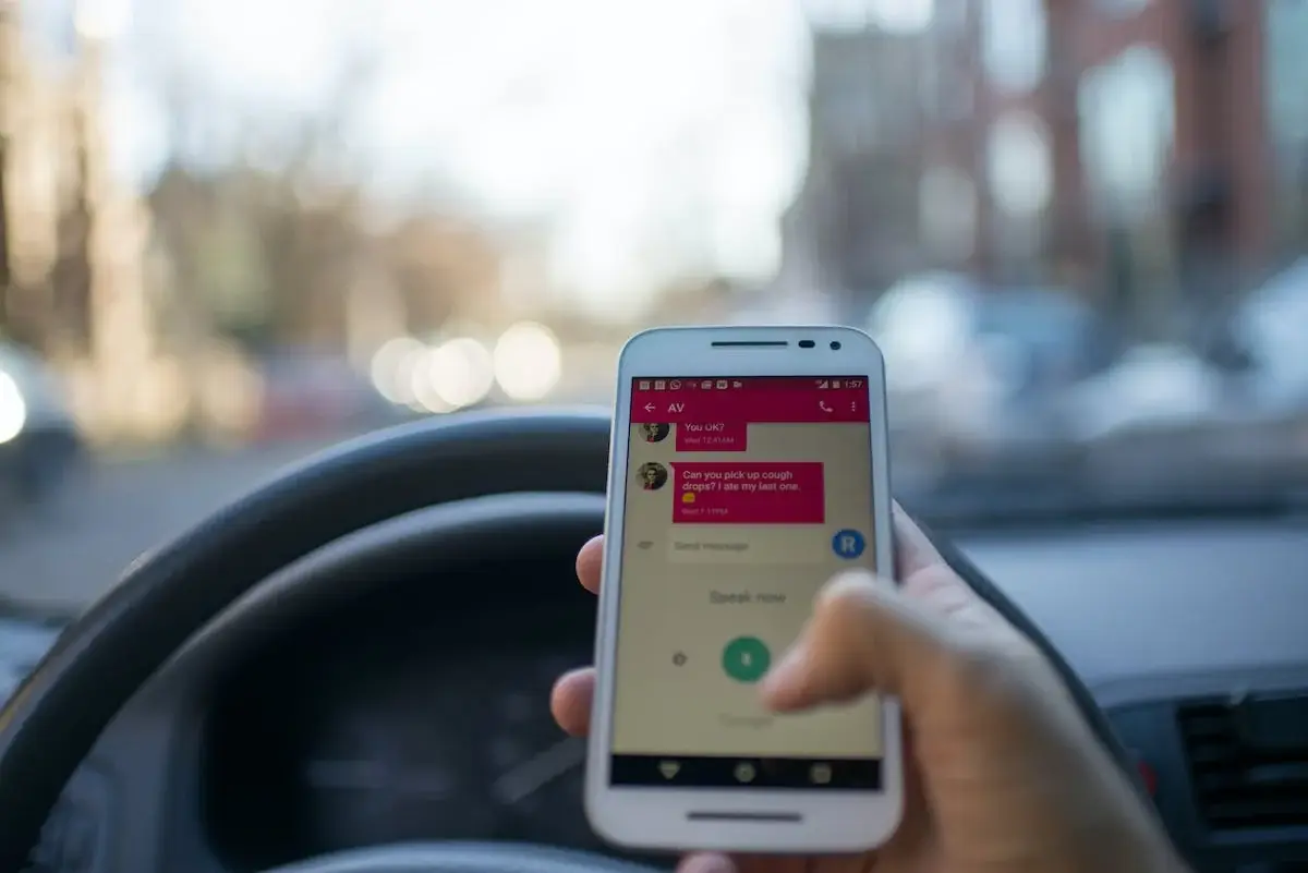 Telefonování za volantem patří mezi častý dopravní přestupek, za který hrozí pokuta