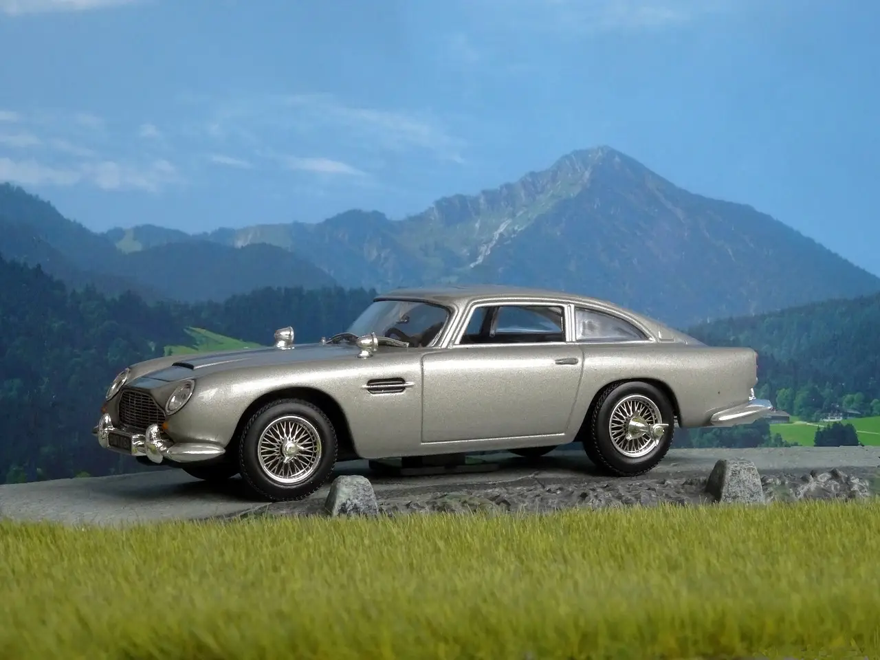 Aston Martin DB5 se stal kultovním vozem díky filmům s Jamesem Bondem.